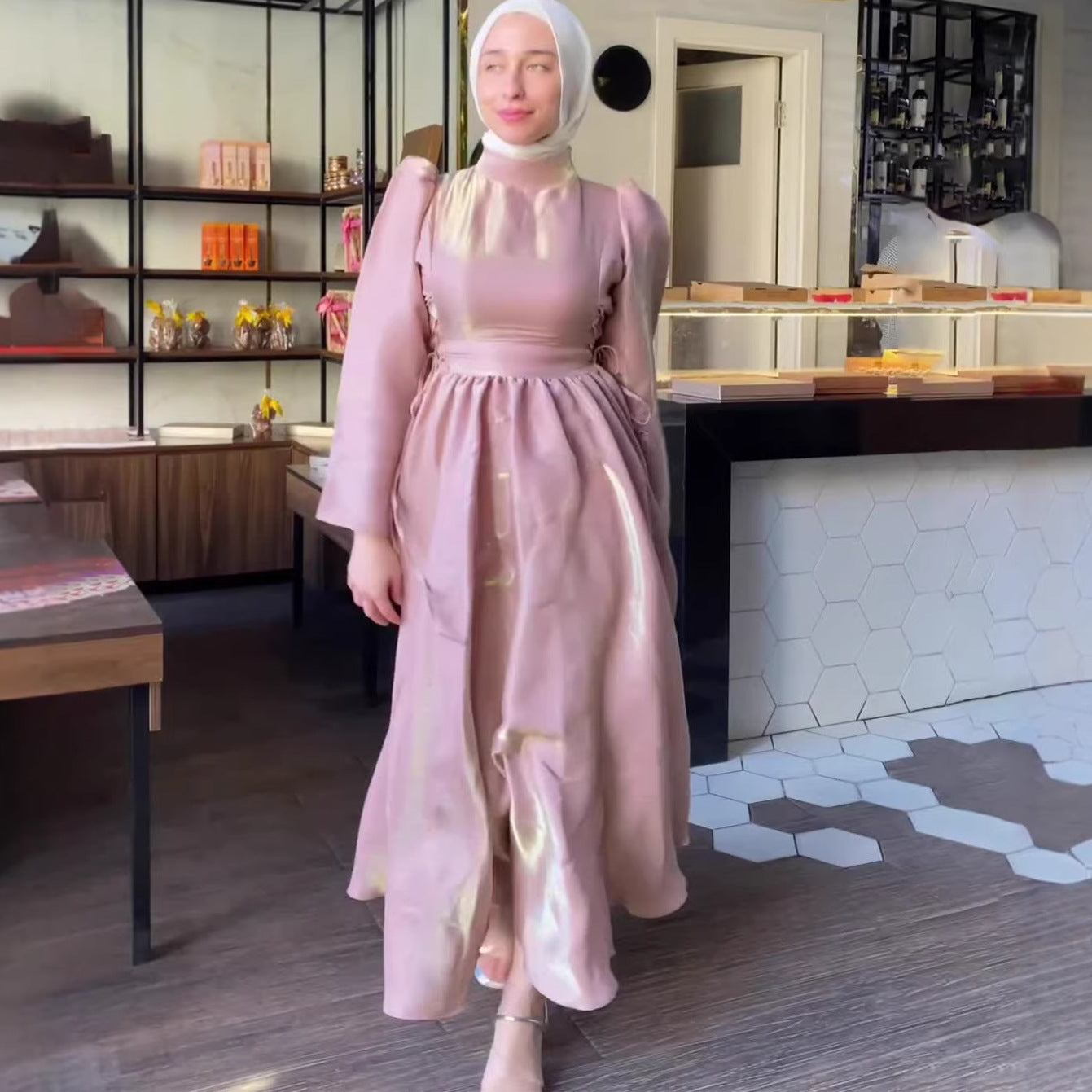Rochie Tip Teacă cu Șiret și Mâneci Felinar — Lungime Maxi