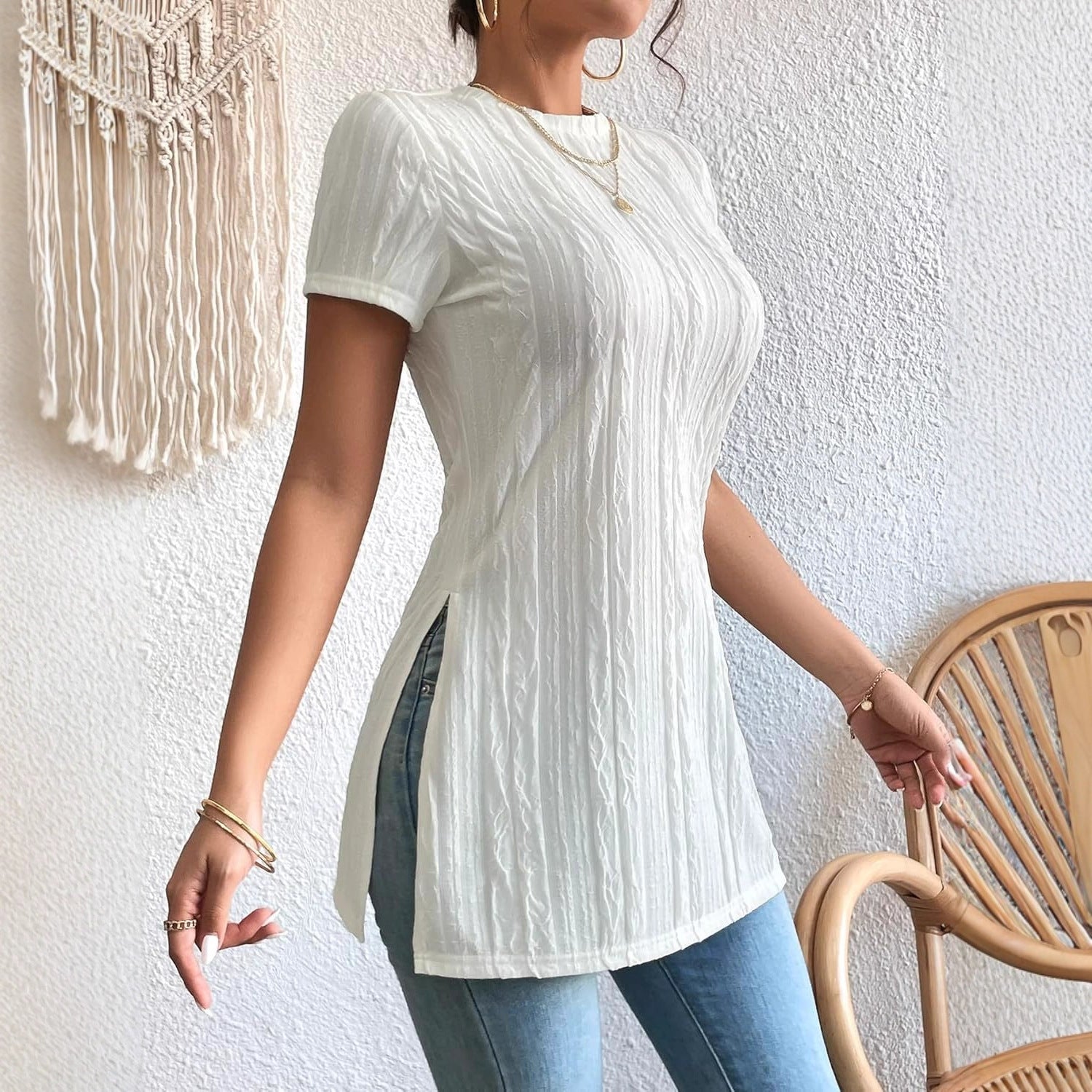 Tricou Damă cu Textură Nervurată — Guler Rotund, Mânecă Scurtă, Crăpătură Laterală
