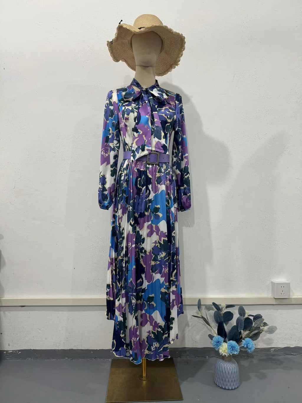 Rochie Elegantă cu Mâneci Pufăite și Talie Evidențiată