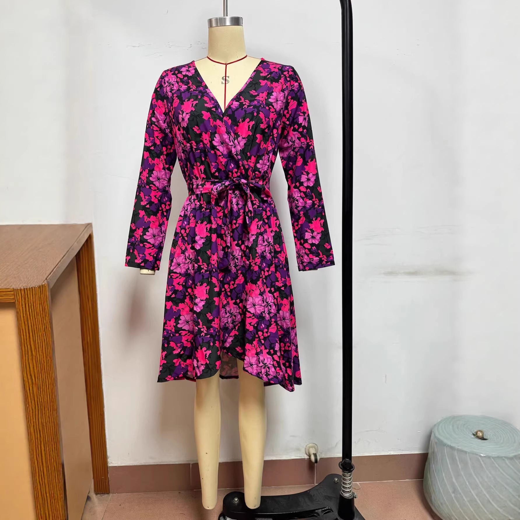 Rochie Midi Elegantă cu Mânecă Lungă, Decolteu V și Talie cu Șiret — Model Floral