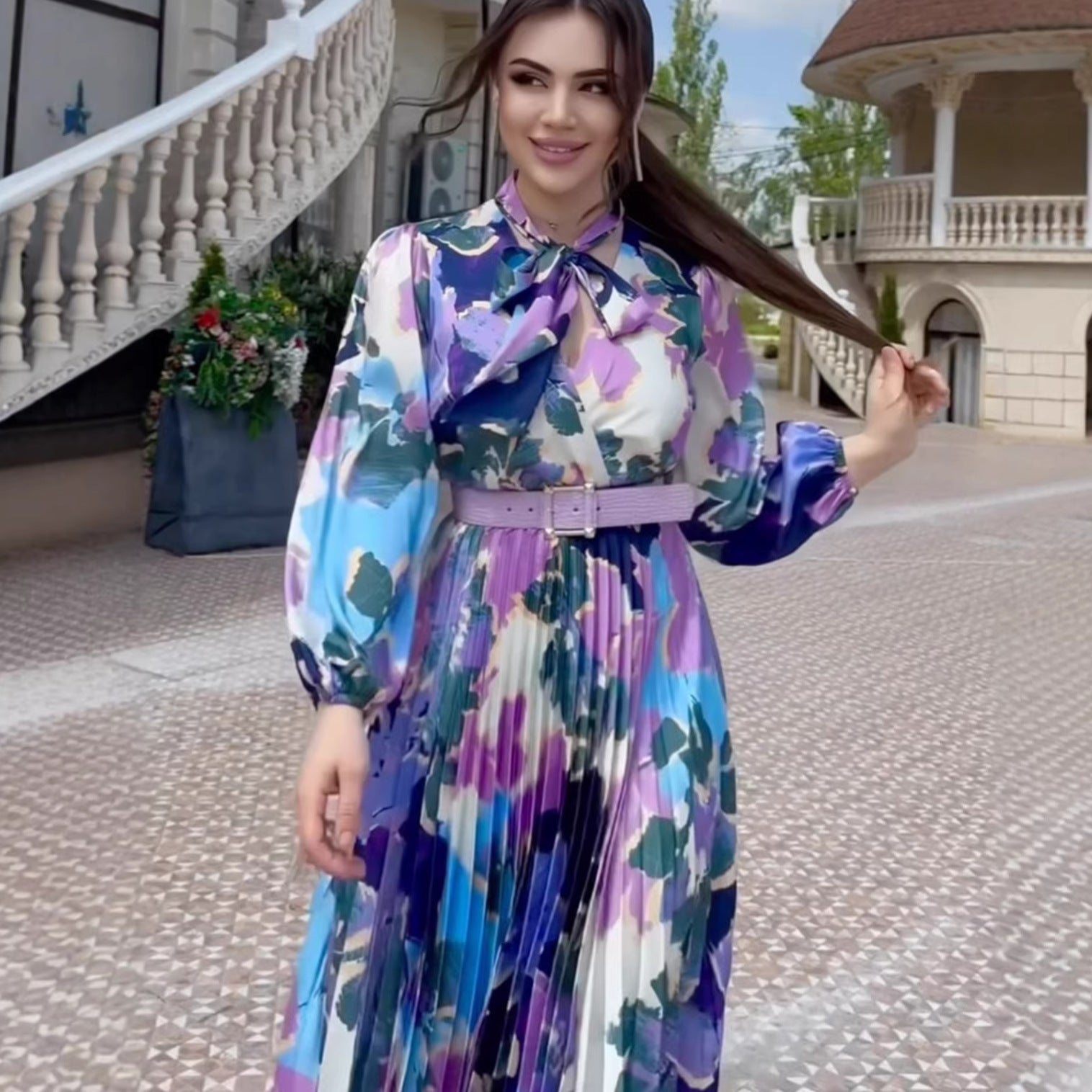 Rochie Elegantă cu Mâneci Pufăite și Talie Evidențiată