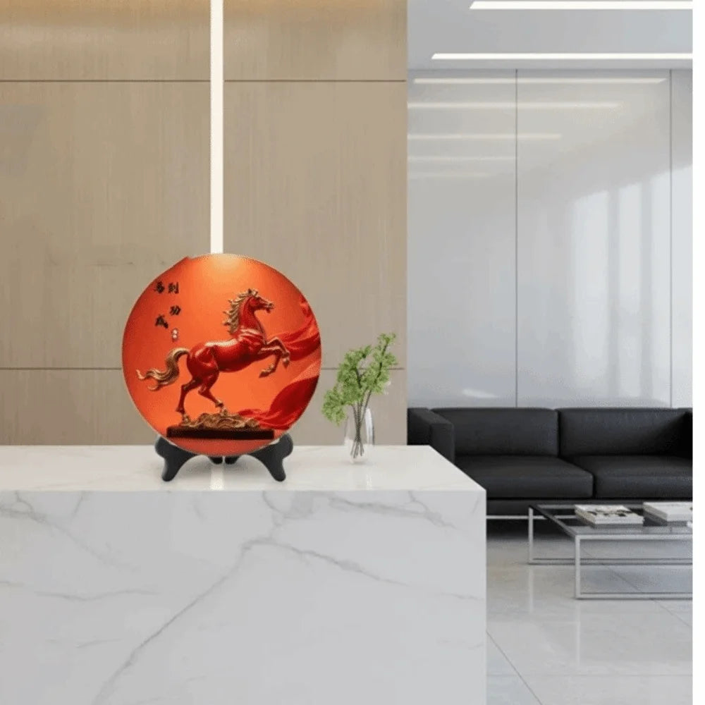 Tablou Decorativ Rotund din Lemn — Calul Norocos, Decor Feng Shui pentru Casă și Birou