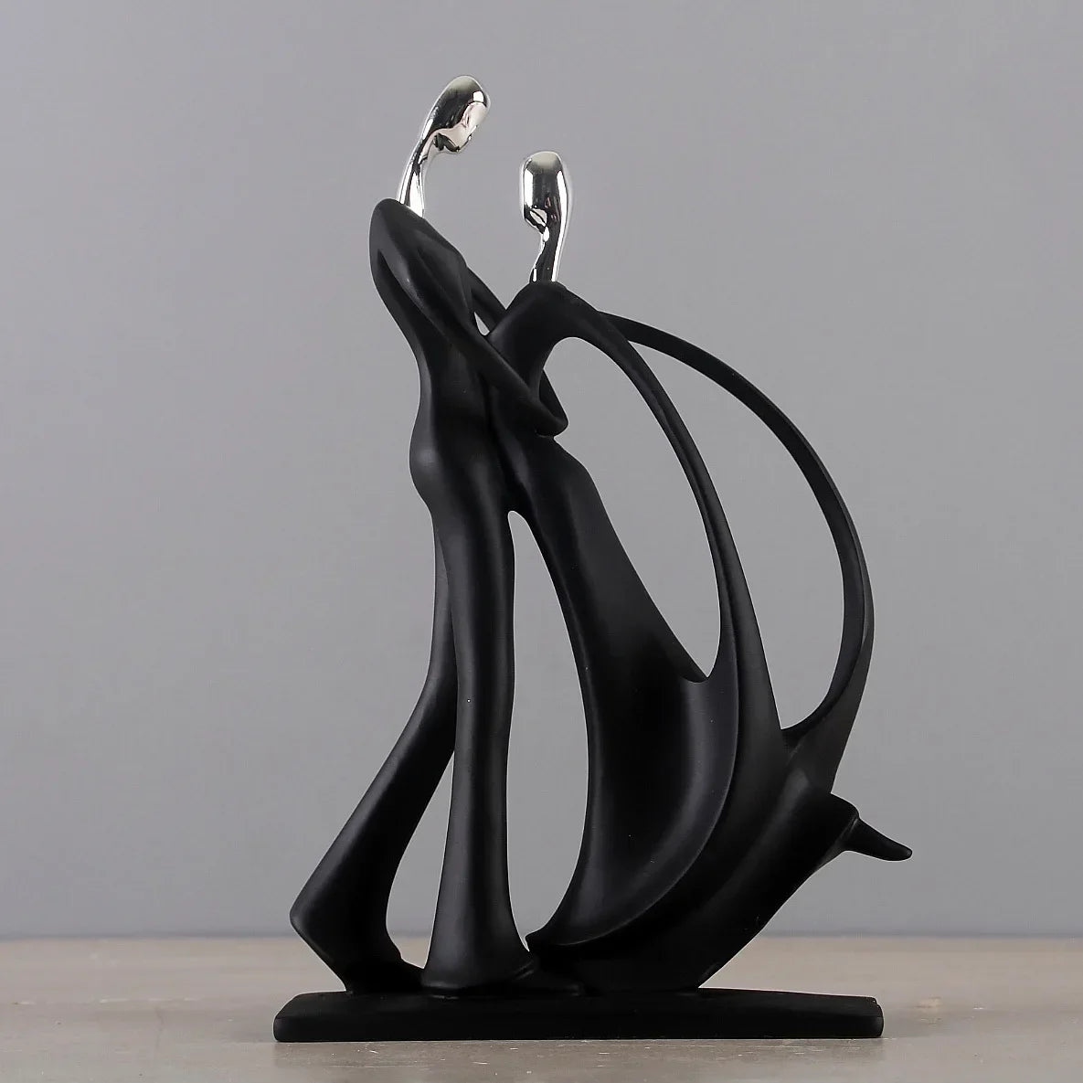Figurină Decorativă Cuplu Dansator — Sculptură Nordică din Rășină pentru Living & Cadou
