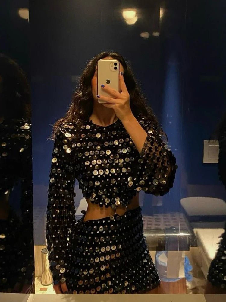 Rochie Mini cu Paiete și Decupaje — Mâneci Evazate, Stil Club & Seară