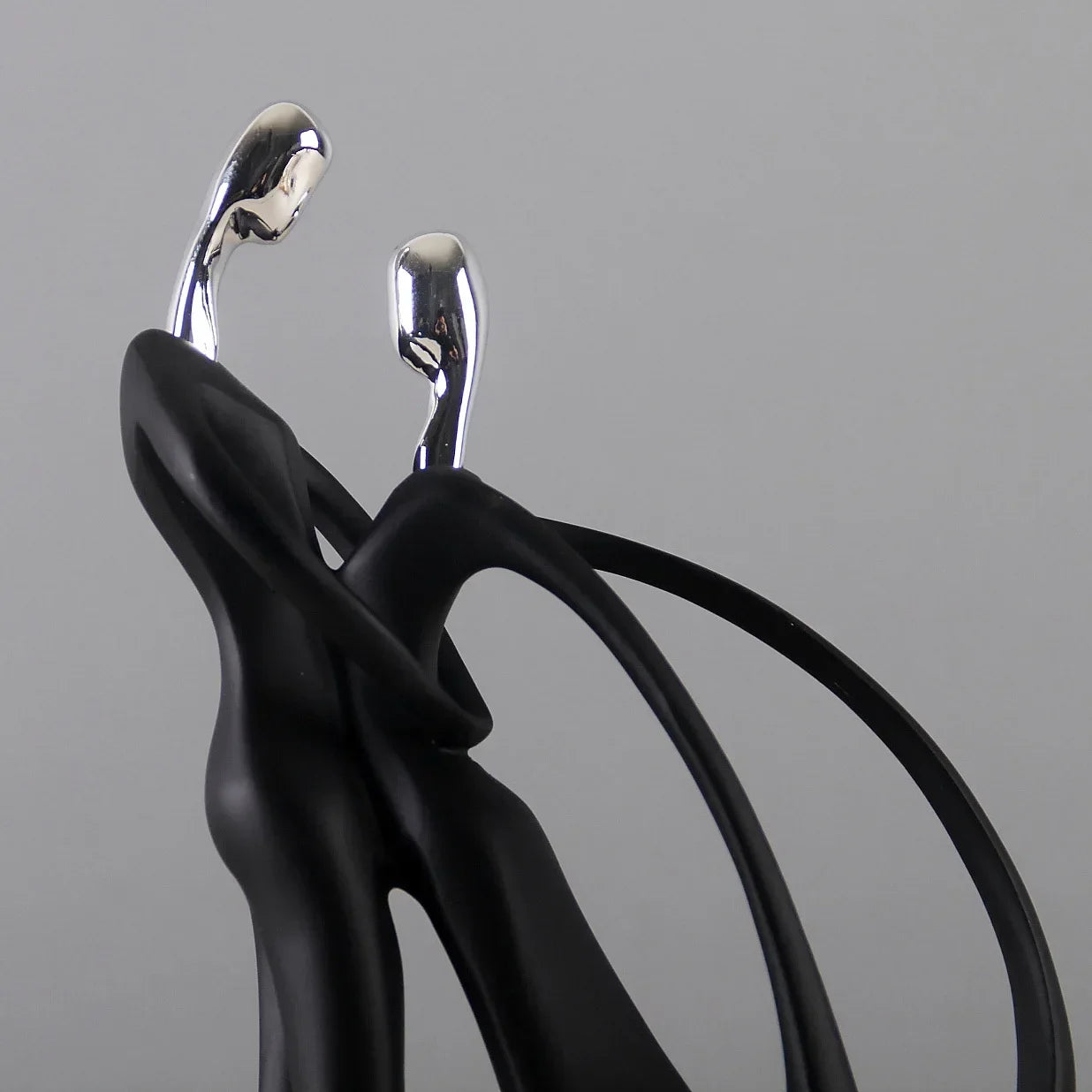 Figurină Decorativă Cuplu Dansator — Sculptură Nordică din Rășină pentru Living & Cadou
