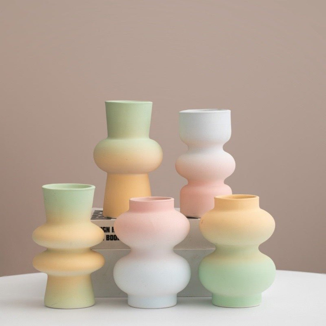 Vasă Ceramică Gradient Handmade — Design Geometric Dopamine