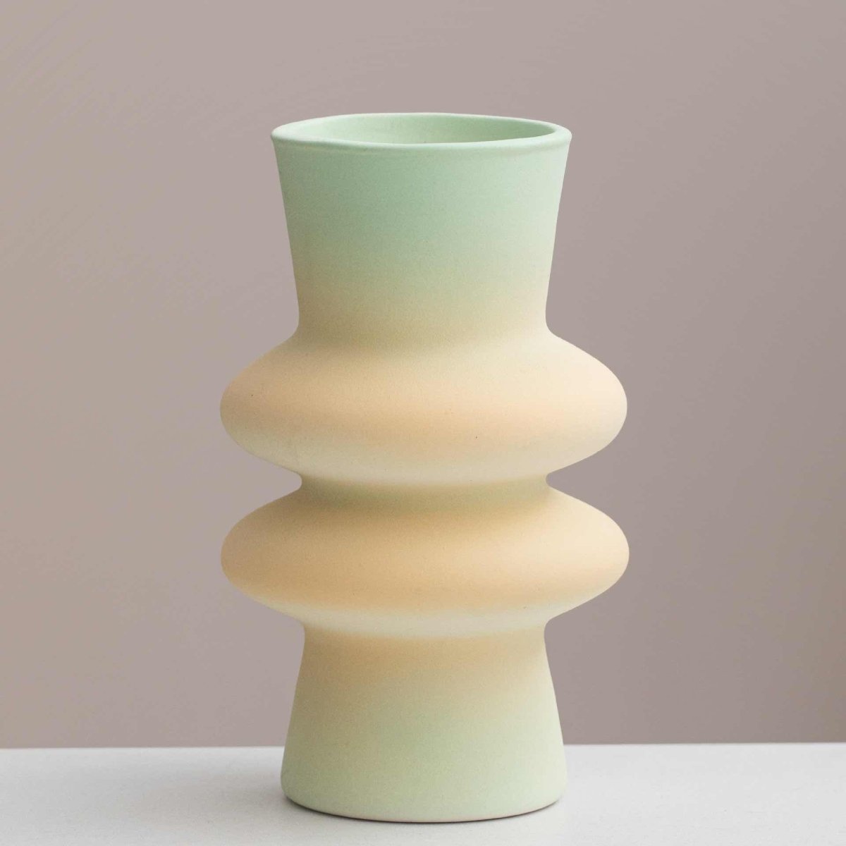 Vasă Ceramică Gradient Handmade — Design Geometric Dopamine